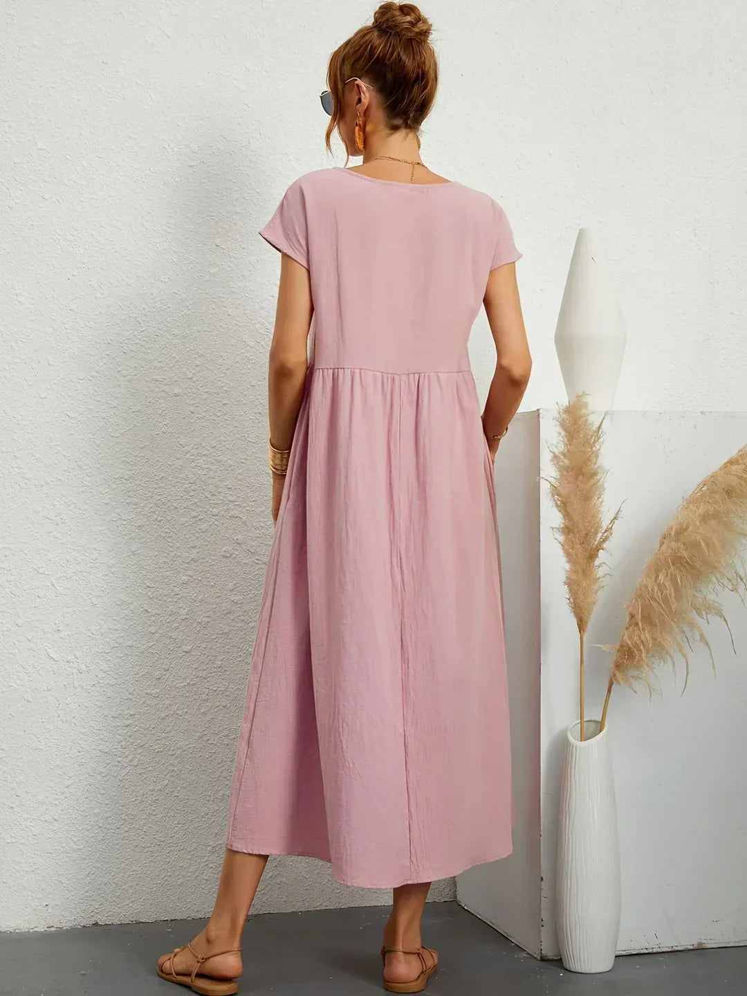 Vestido midi rosa empolvado con manga corta y fruncido en la cintura, corte amplio