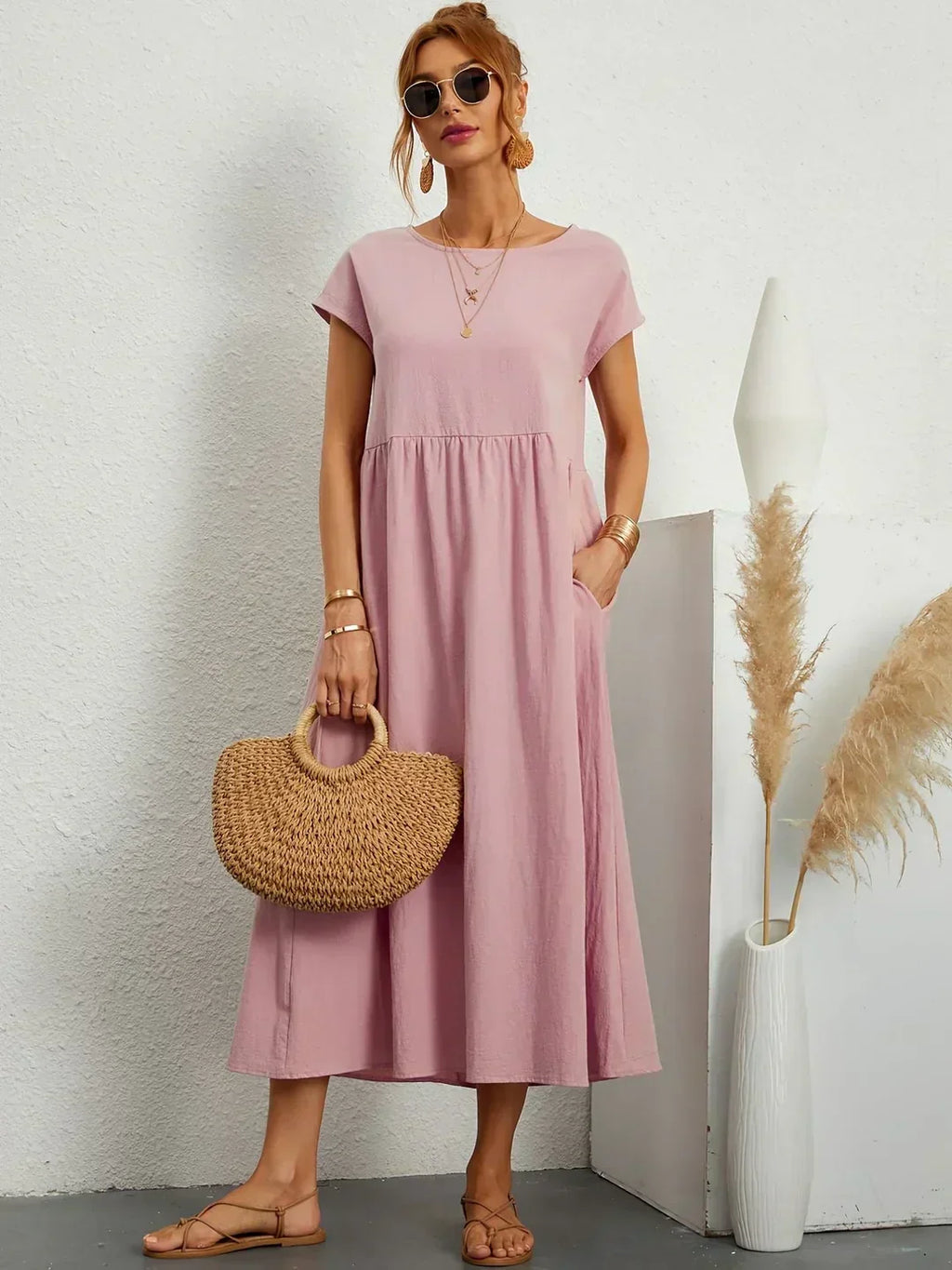 Vestido midi rosa palo con manga corta y falda fruncida
