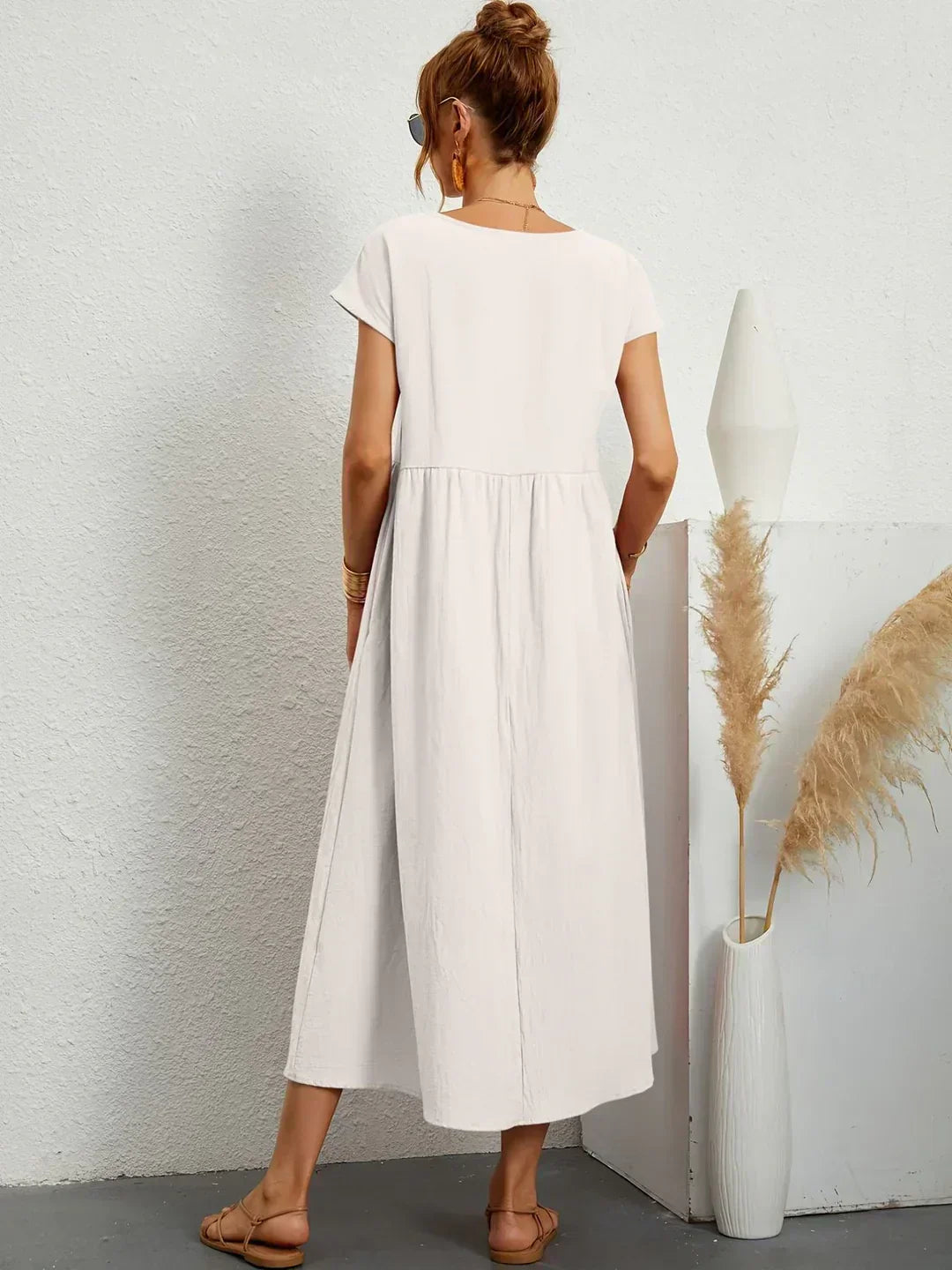 Vestido largo blanco por detrás, frunce en la cintura y manga corta