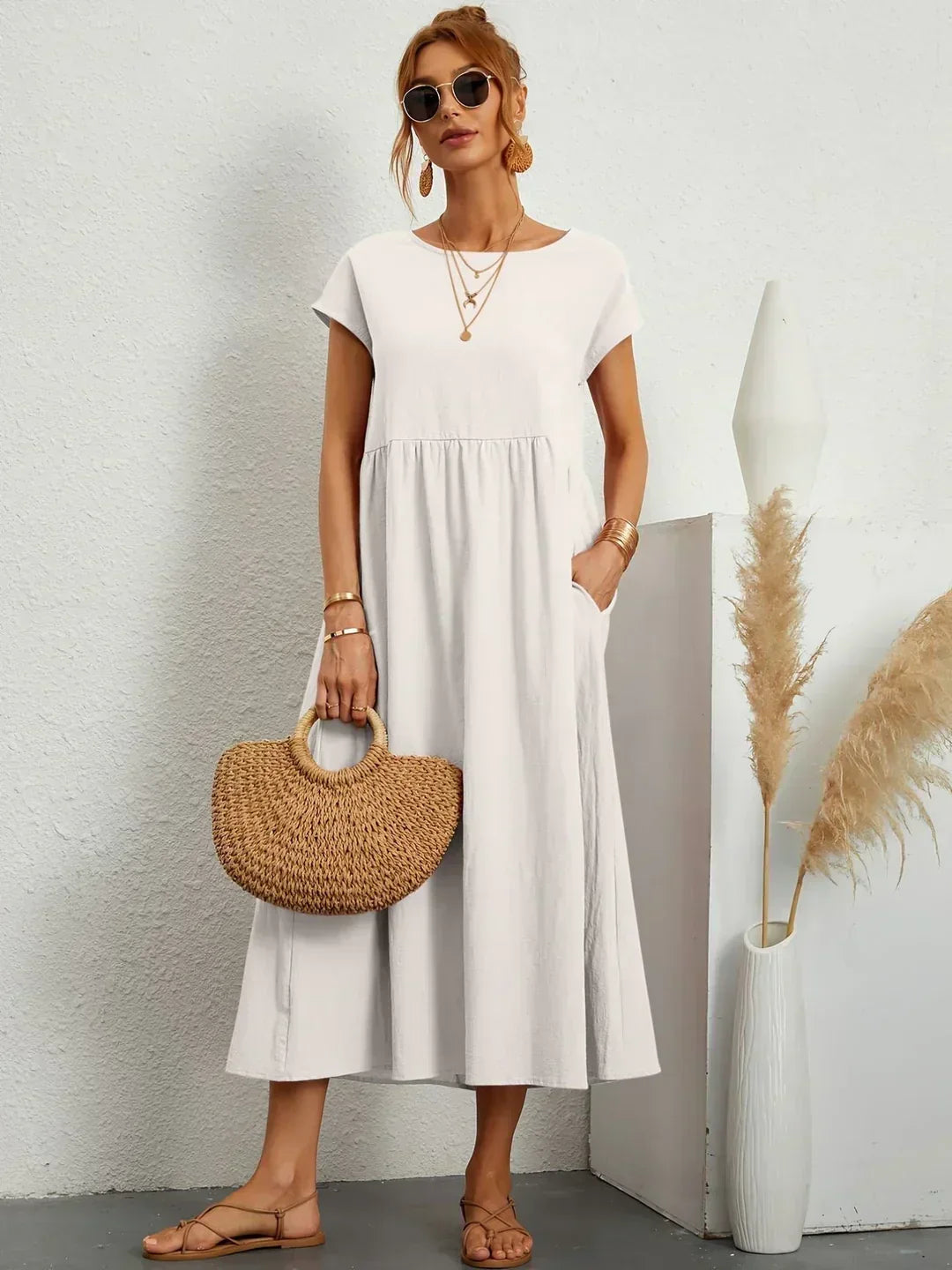 Vestido midi blanco con manga corta y falda fruncida a la cintura