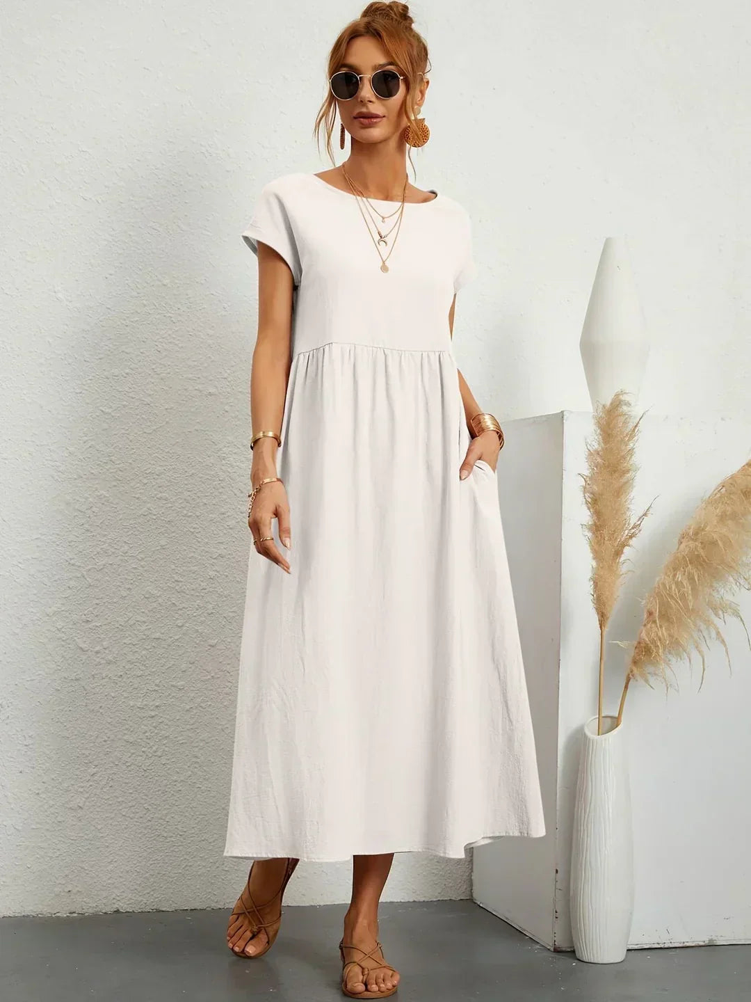 Vestido largo blanco con frunce en la cintura y manga corta, escote redondo