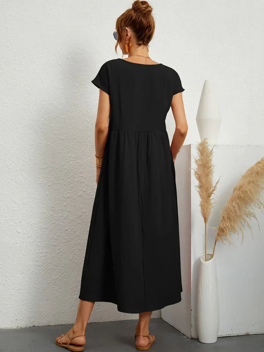 Vestido largo negro por detrás, frunce en la cintura y manga corta