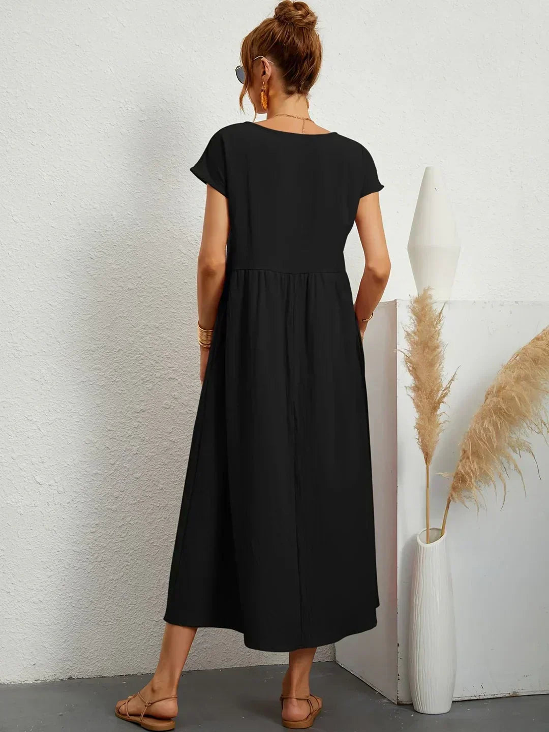 Vestido largo negro por detrás, frunce en la cintura y manga corta