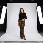 Falda maxi leopardo con cinturilla entallada y tiro largo, look de frente