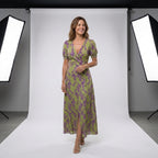 Vestido midi estampado verde lima y morado con escote en V cruzado y frunces.