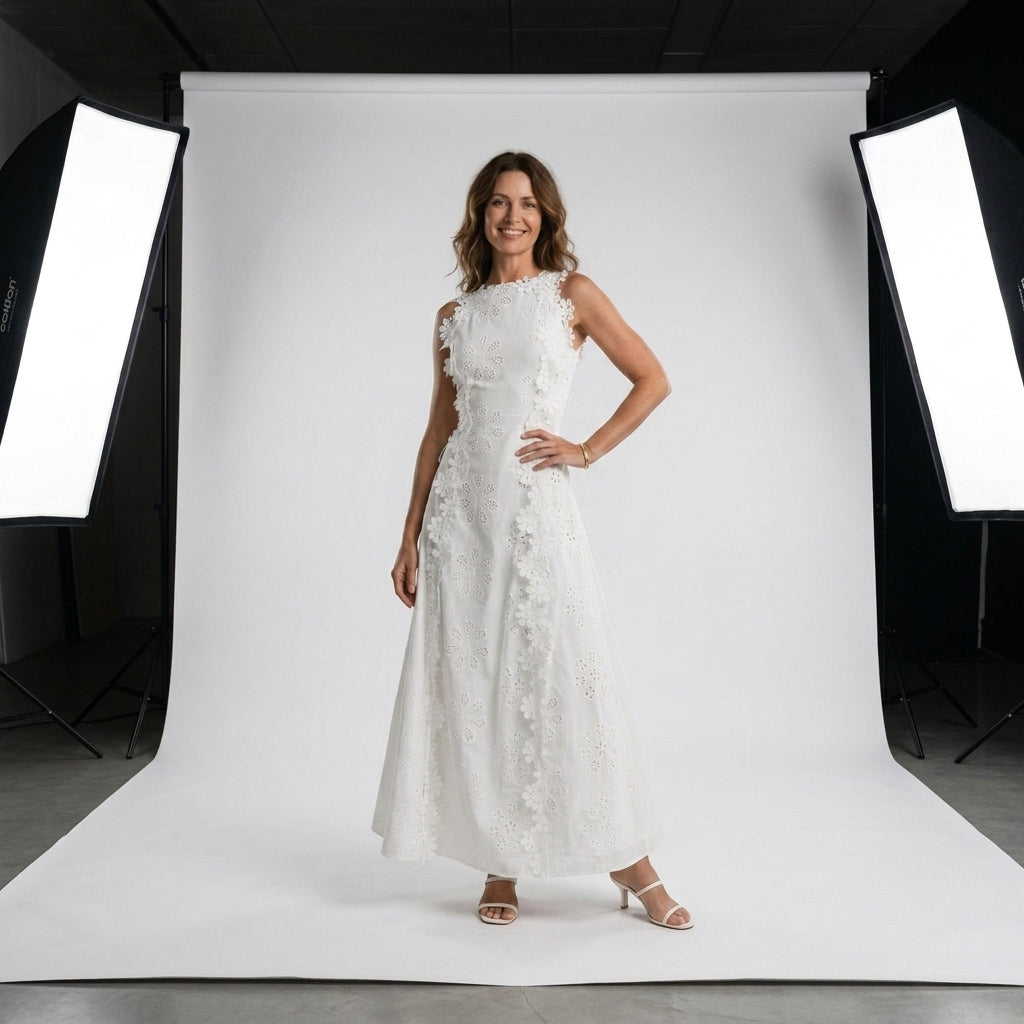 Vestido blanco sin mangas con encaje floral; largo midi y falda evasé