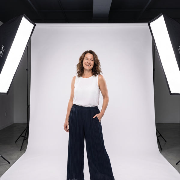 Pantalón plisado fluido azul marino oscuro en pernera ancha, cintura fruncida elástica