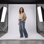Vaqueros estampados florales sobre denim azul, estilo de pierna ancha