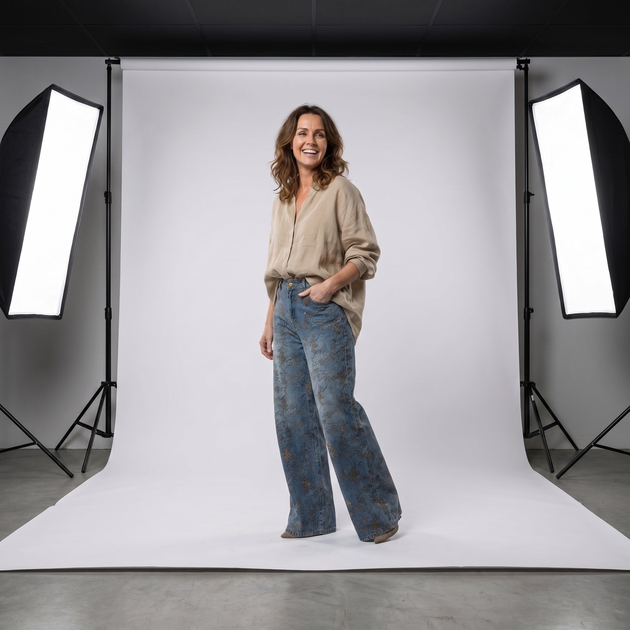 Vaqueros estampados florales sobre denim azul, estilo de pierna ancha