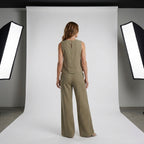 Conjunto de lino beige: top sin mangas y pantalón de pernera ancha, vista trasera