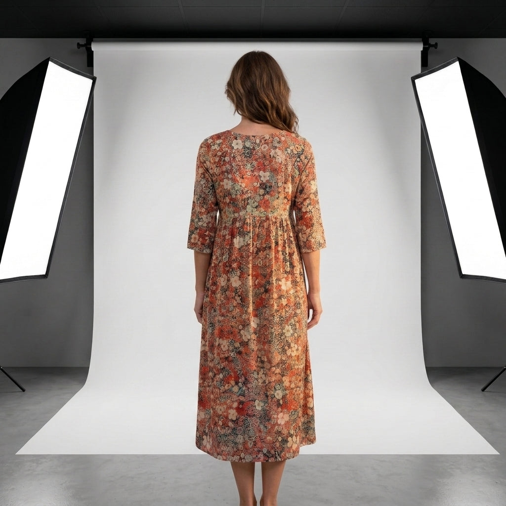 Vestido Amalfi midi floral de manga tres cuartos, espalda descubierta, caída suelta.