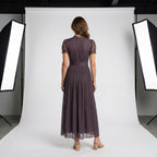 Vestido Lumière viola visto por la espalda, corte entallado y falda con vuelo.