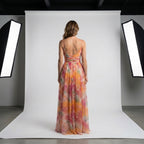 Vestido Belle Époque estampado multicolor visto por la espalda, tirantes finos
