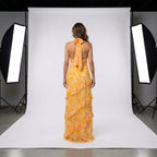 Vestido largo sin mangas, dorado con capas y estampado tipo acuarela