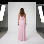 Vestido Élysée Lilli rosa de tirantes halter con abertura frontal y falda suelta