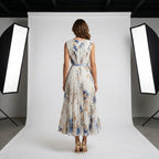 Vestido Soleil sin mangas con espalda plisada y falda amplia estampada azul sobre fondo claro