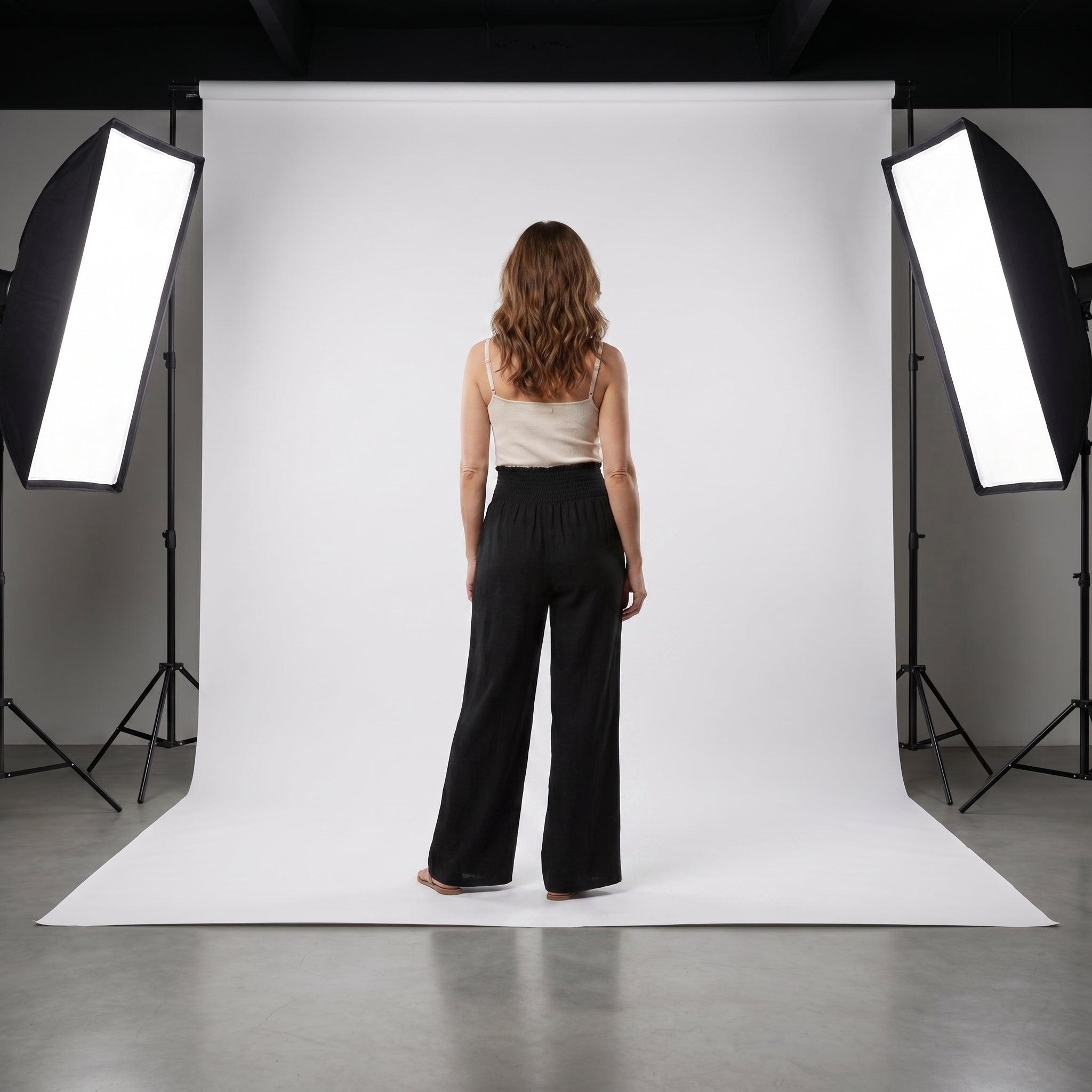Pantalón de lino natural negro con cintura elástica y tiro suelto, pierna ancha