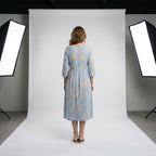 Vestido floral Cátia azul con bordado beige en la espalda, corte midi
