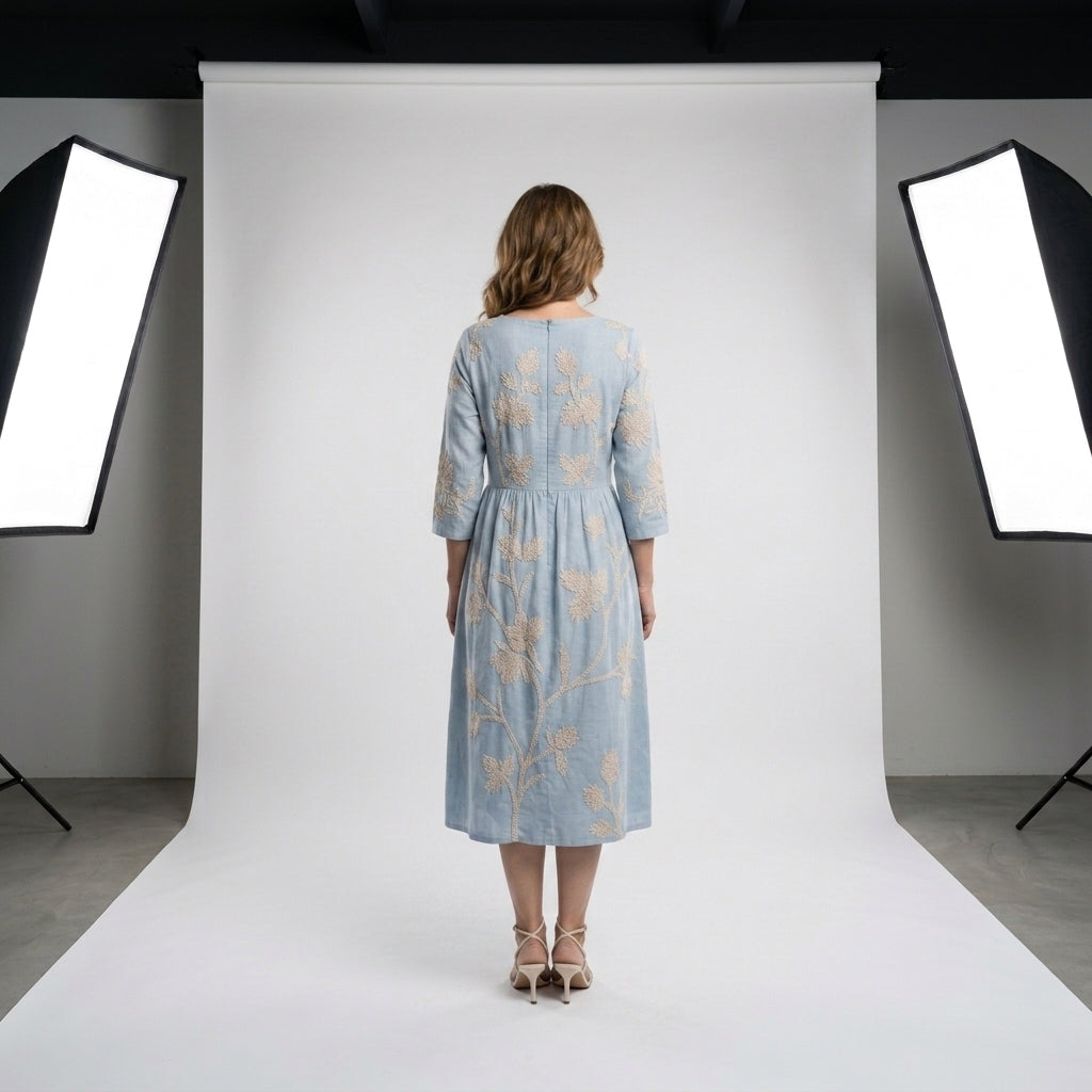 Vestido floral Cátia azul con bordado beige en la espalda, corte midi