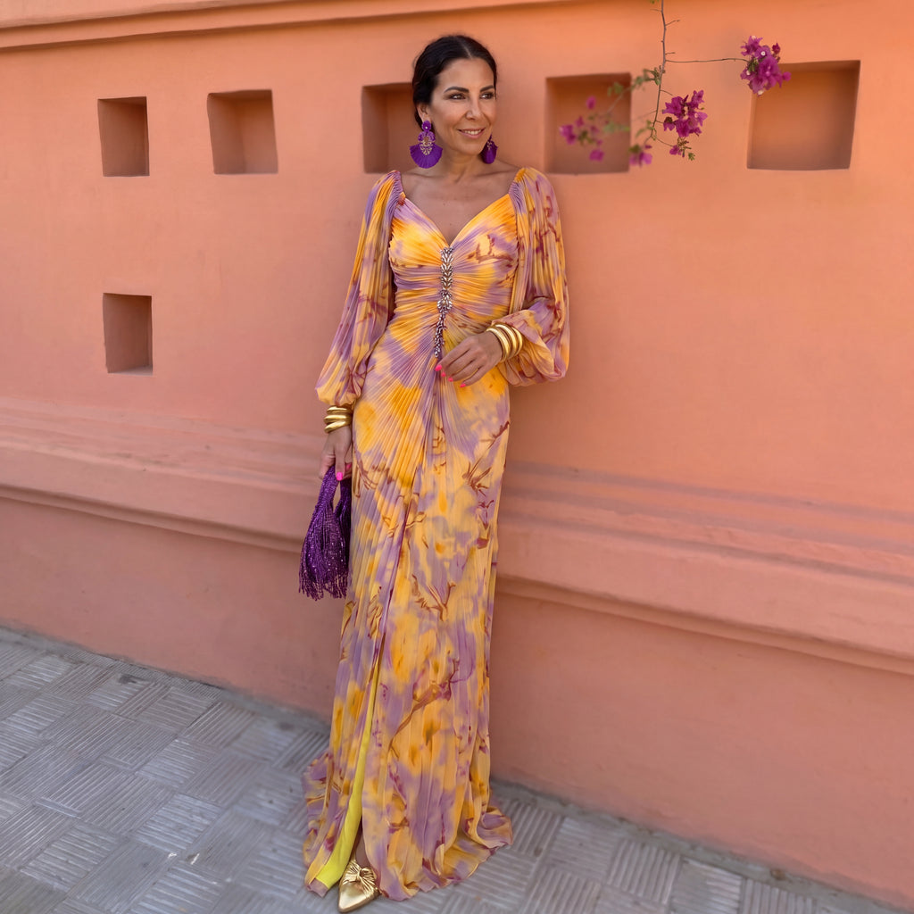 Vestido largo amarillo con escote profundo, estampado floral y mangas acampanadas