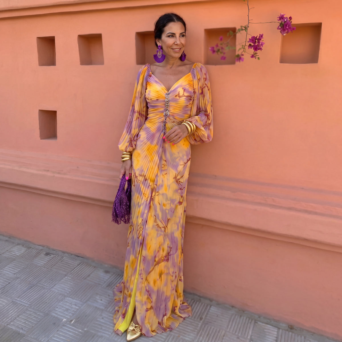 Vestido largo amarillo con escote profundo, estampado floral y mangas acampanadas