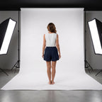Shorts plisados azul marino con cintura elástica, vistos por detrás