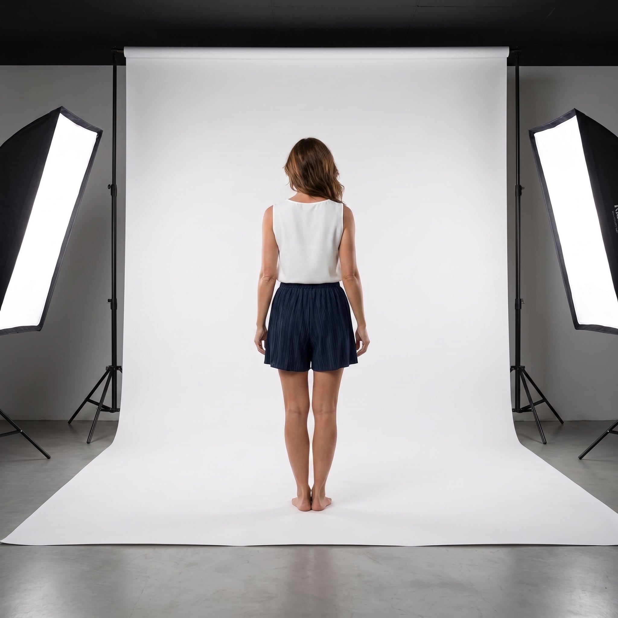 Shorts plisados azul marino con cintura elástica, vistos por detrás