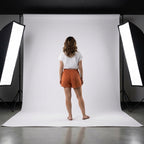 Short de tela teja con cintura elástica y cordón, con costuras y bolsillos