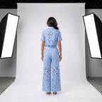 Conjunto azul claro en la espalda: blusa bordada con manga y pantalón ancho