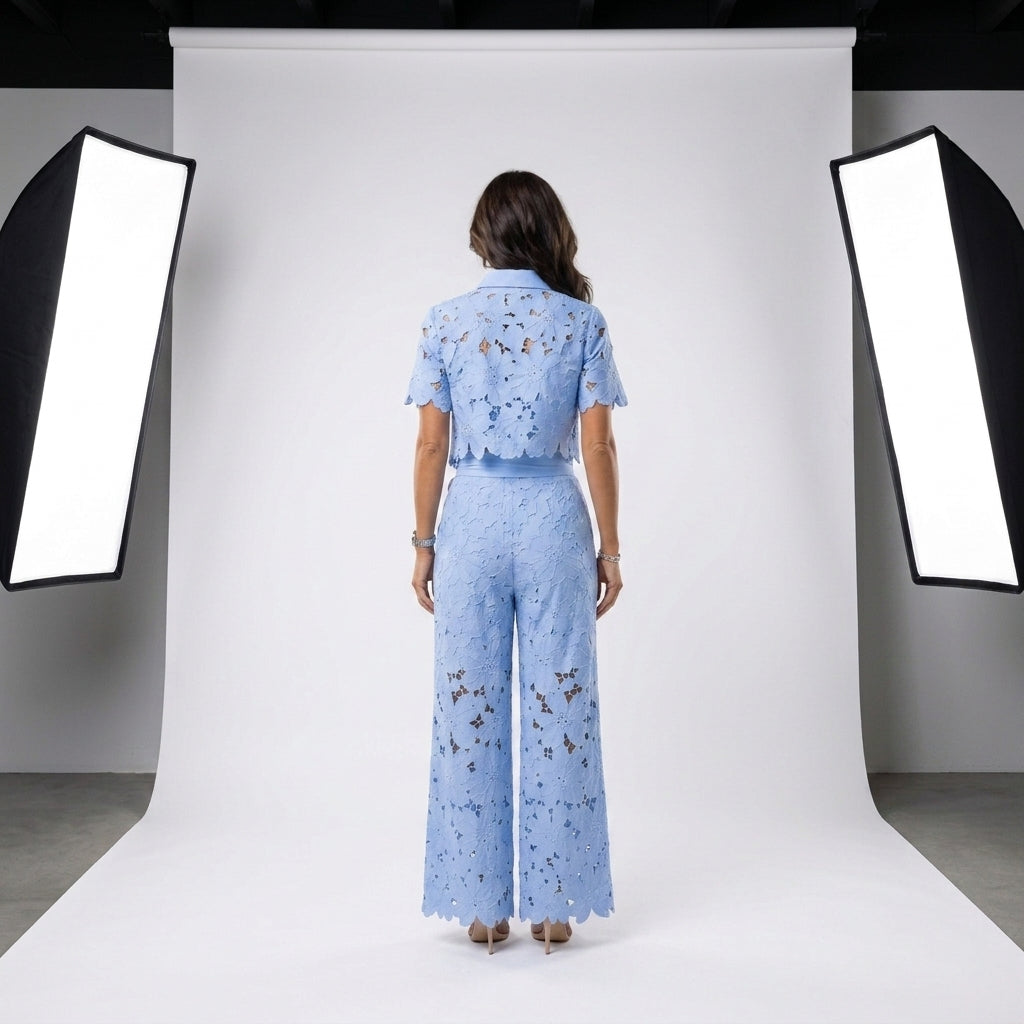 Conjunto azul claro en la espalda: blusa bordada con manga y pantalón ancho