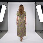 Vestido midi estampado en verde lima y morado, espalda con caída recta y cintura entallada.