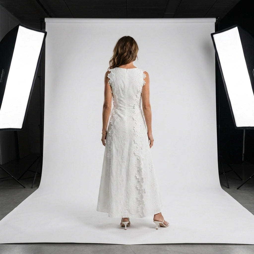 Vestido blanco: vista trasera sin mangas con encaje floral y falda midi