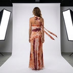 Vestido satinado tie-dye con espalda descubierta y cintas largas cruzadas