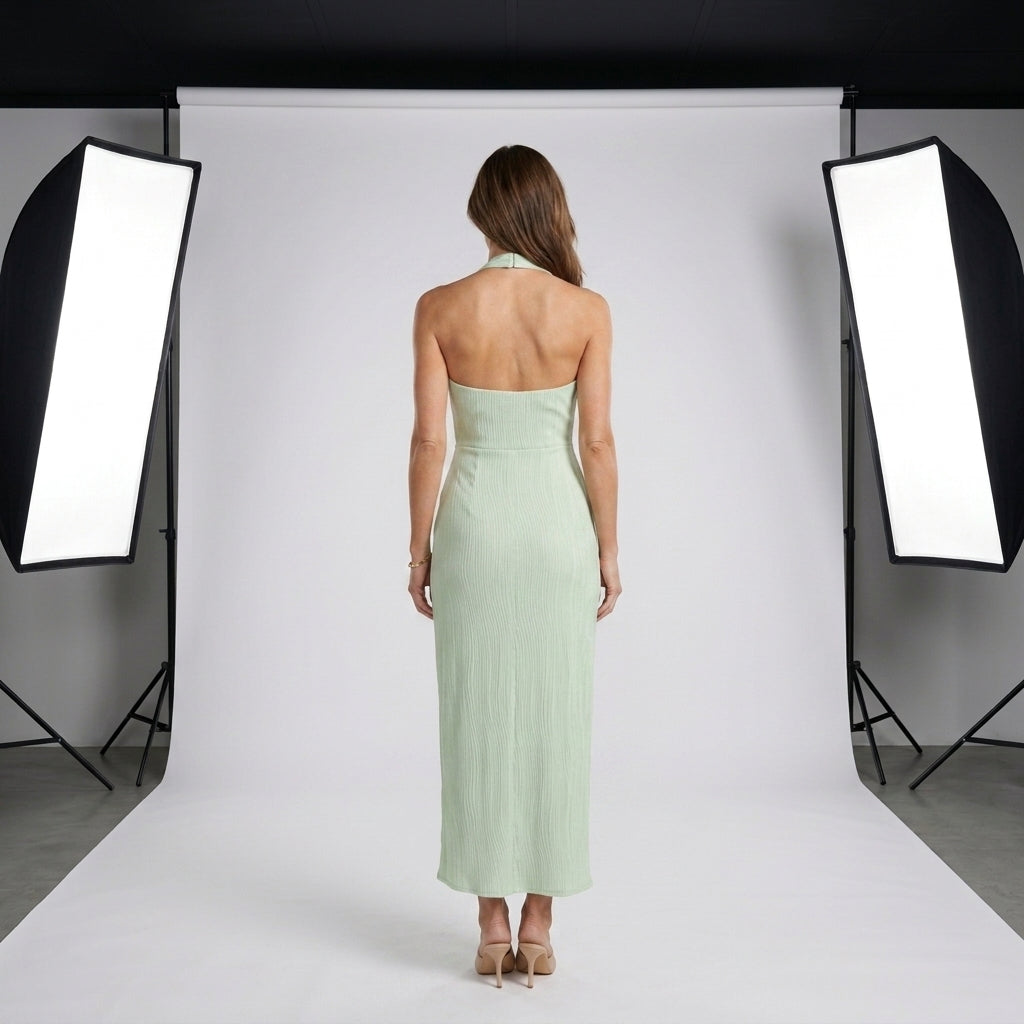 Vestido largo verde claro sin mangas con espalda descubierta y abertura en la falda