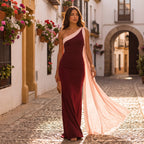 Vestido largo bordeaux con escote asimétrico y capa de gasa blanca suelta