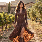 Vestido largo marrón oscuro estampado tie-dye, escote en V y falda amplia con abertura