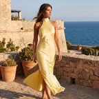 Vestido largo amarillo sin mangas con cuello alto halter y falda tipo sirena