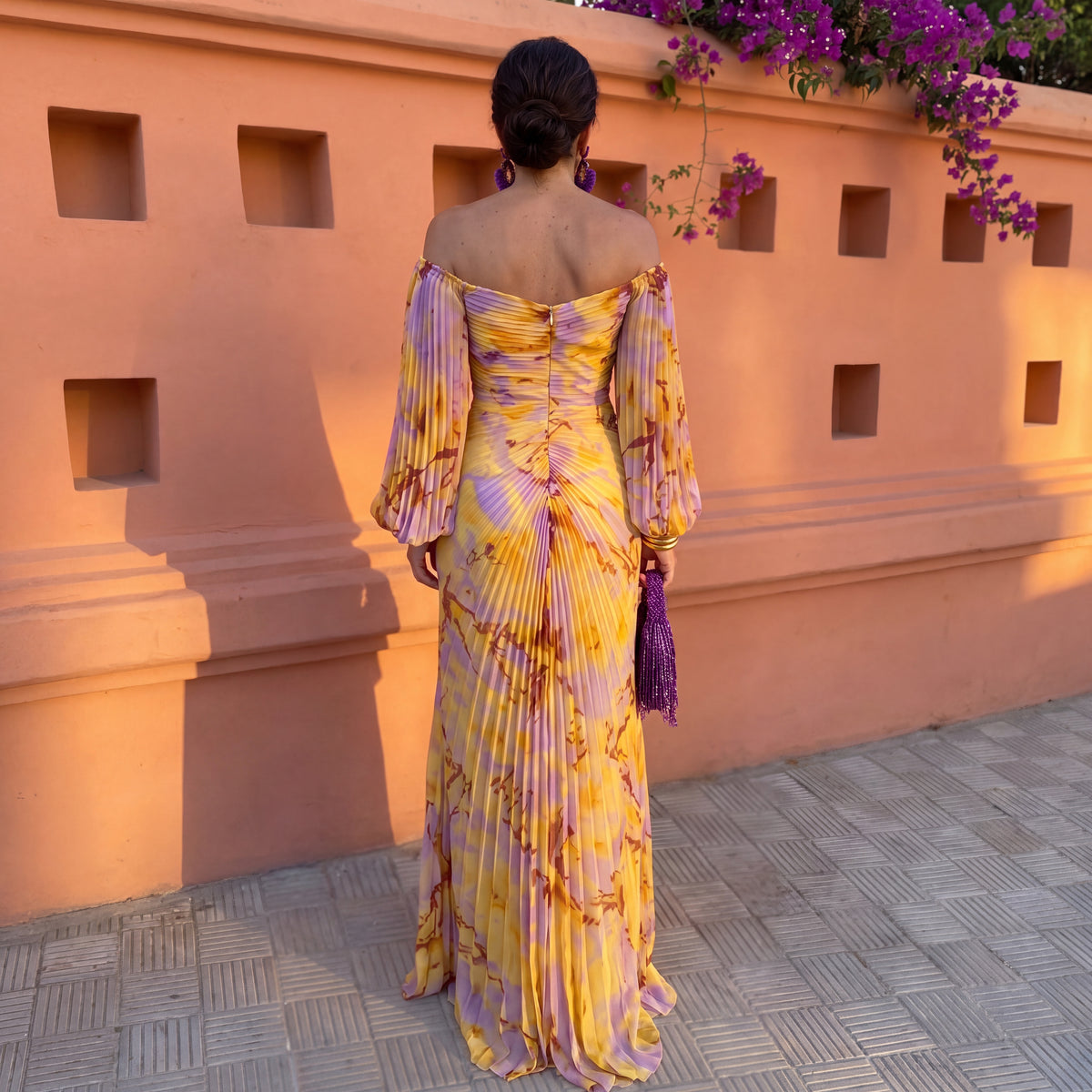 Vestido largo amarillo con espalda al descubierto y estampado floral
