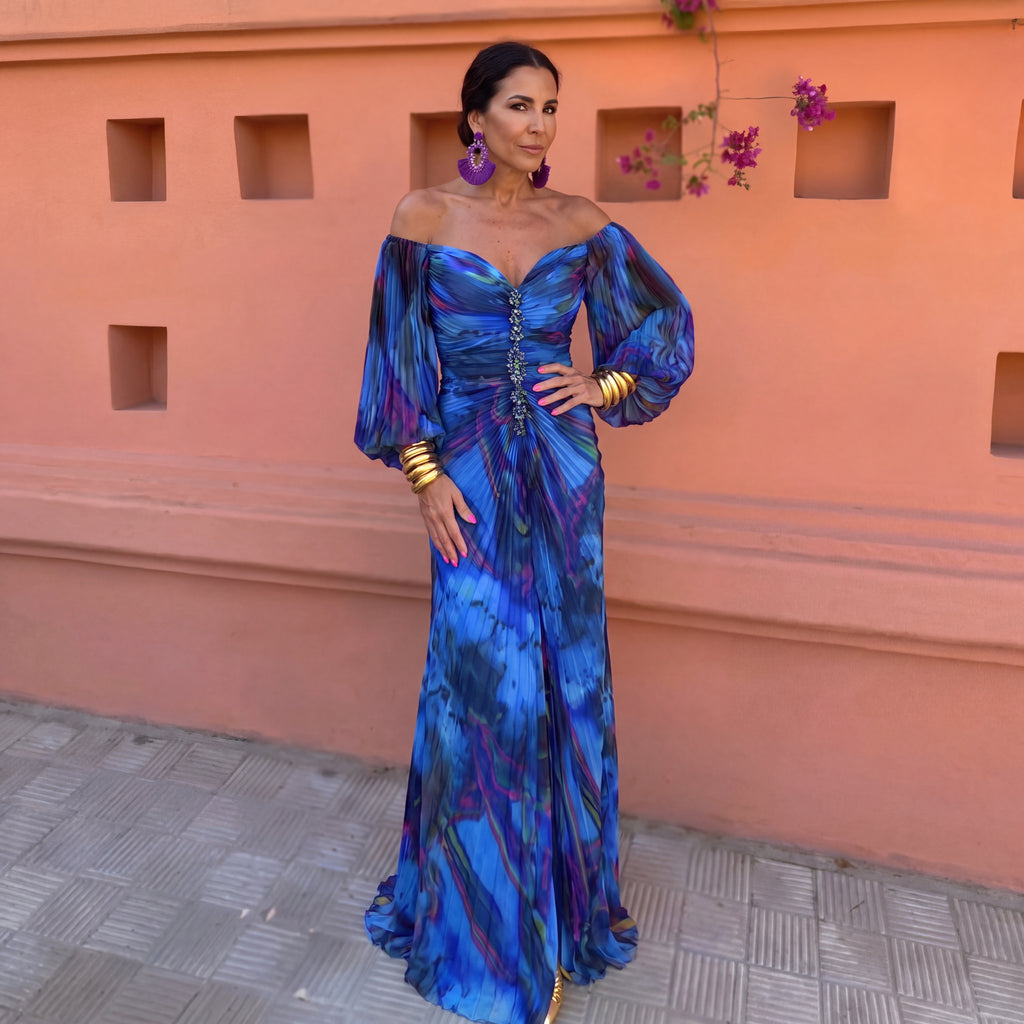 Vestido largo azul con escote profundo, estampado tipo flores y mangas globo