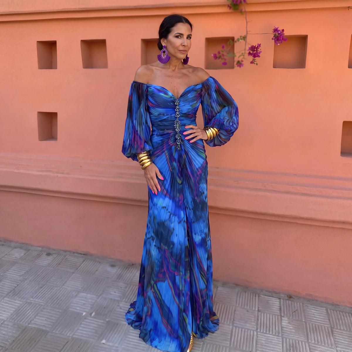 Vestido largo azul con escote profundo, estampado tipo flores y mangas globo