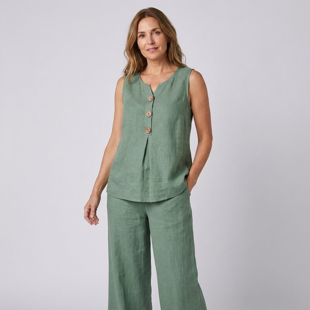 Conjunto fluido verde: top sin mangas y pantalón ancho con botones al frente.