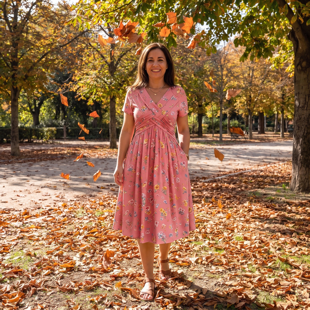 Vestido Valeria rosa con estampado floral, escote en V cruzado y bolsillos