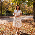 Vestido Valeria blanco con estampado floral, escote en V cruzado y bolsillos