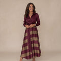 Vestido largo granate con rayas horizontales beige y cinturón a la cintura