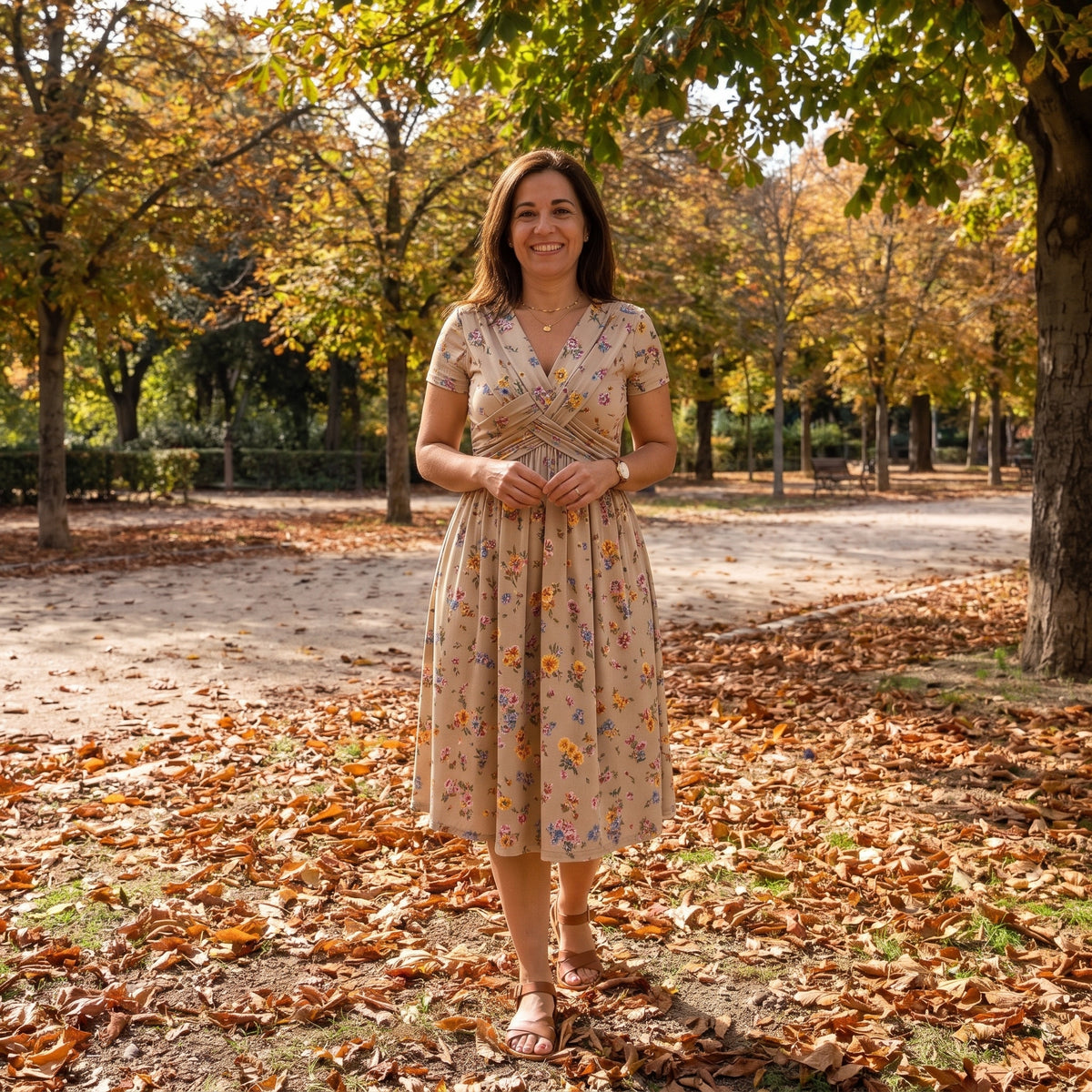 Vestido Valeria beige con flores pequeñas, escote en V cruzado y bolsillos