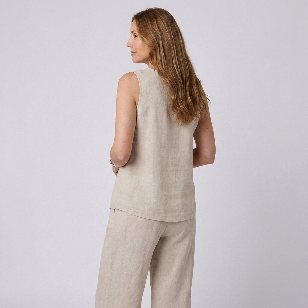 Conjunto fluido beige visto por detrás: top sin mangas y pantalón ancho.