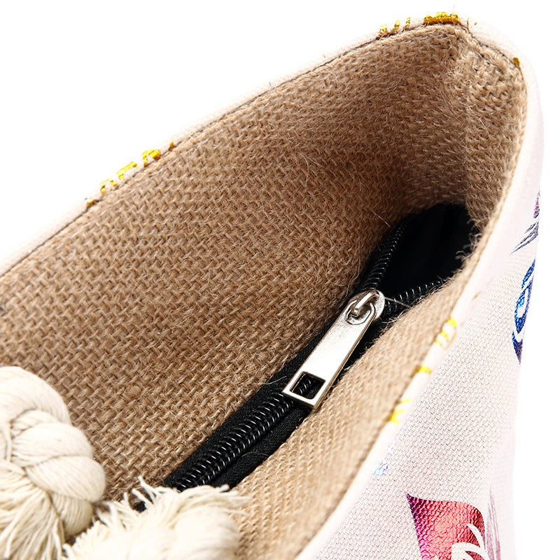 Interior del bolso tote con cierre negro y cremallera plateada en tela de yute beige