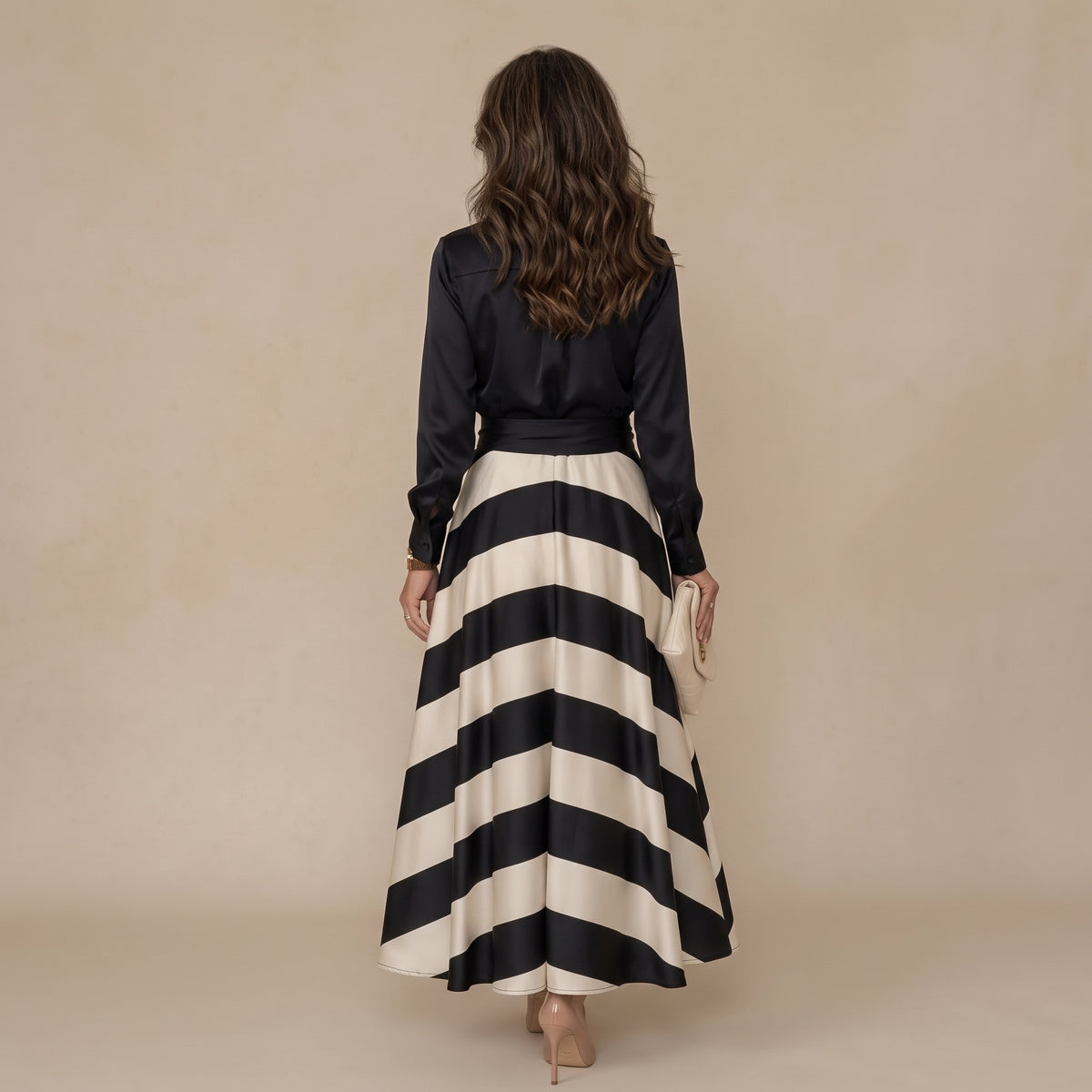 Vestido largo negro con rayas horizontales crema y cinturón a la cintura
