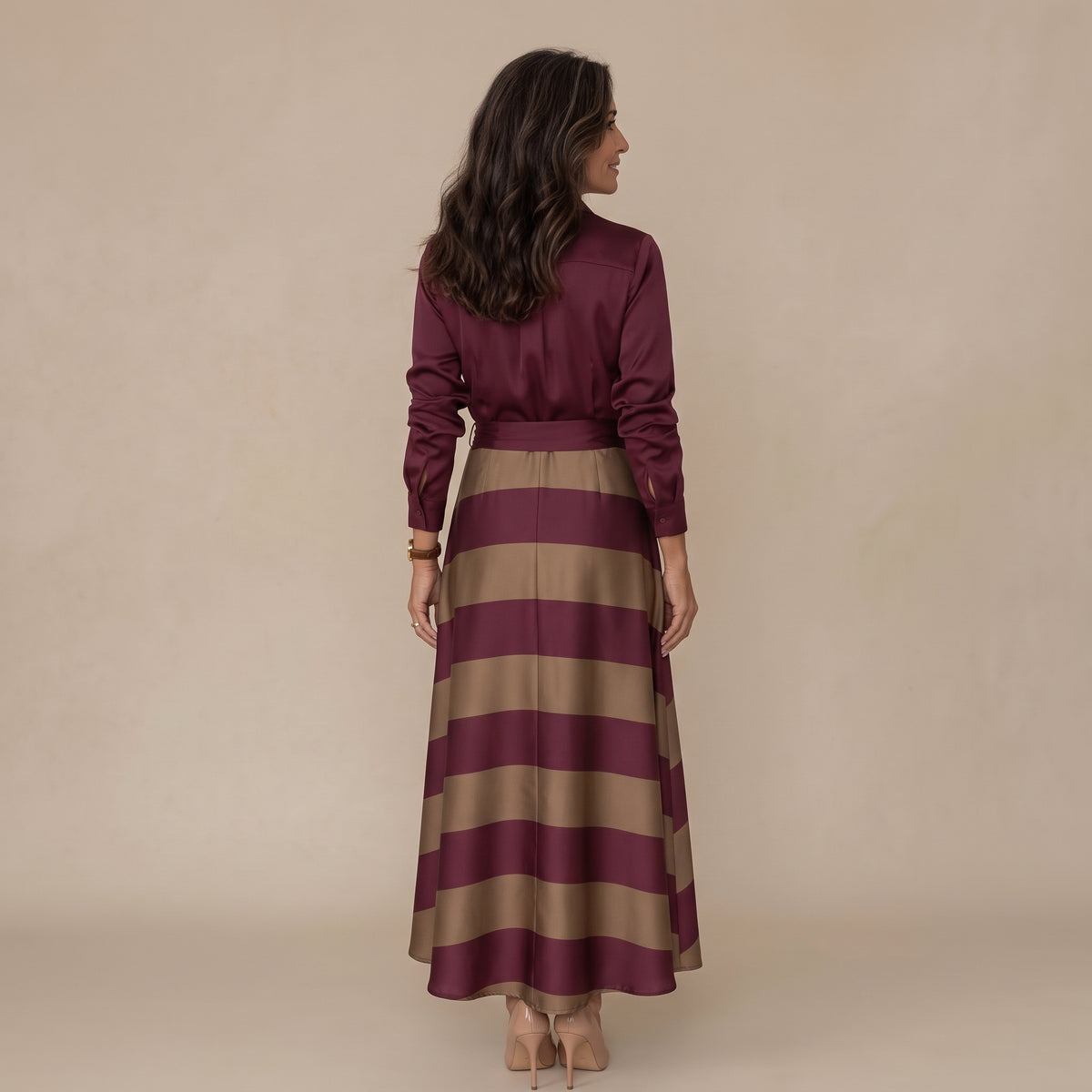 Vestido largo de rayas granate y beige con cinturón a la cintura
