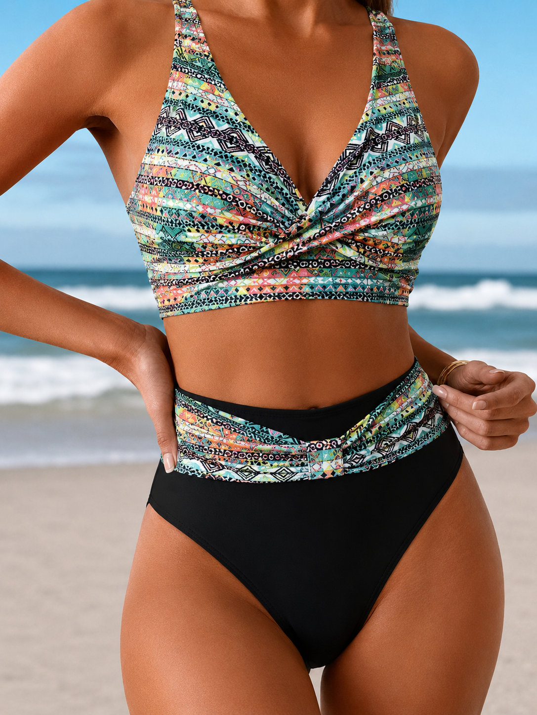 Bikini geométrico multicolor con top anudado y braguita negra